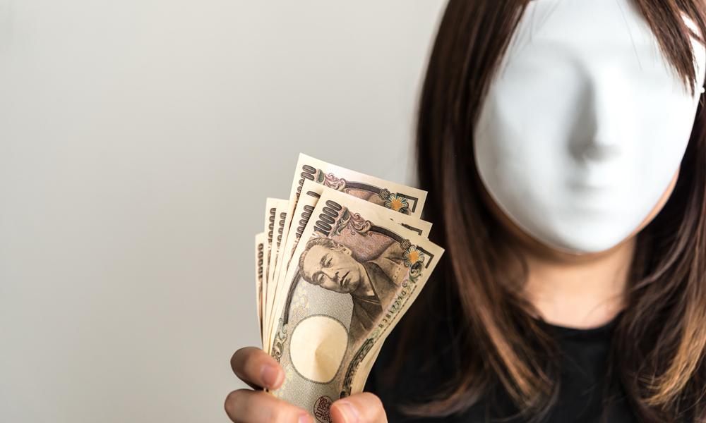 詐欺で金を稼いだ仮面の女