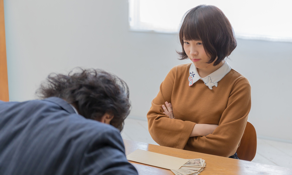 若い女性に謝罪する男性