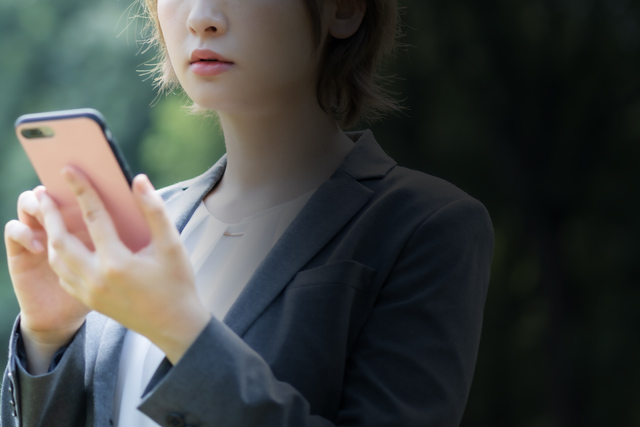 マッチングアプリのリスクに晒される女性